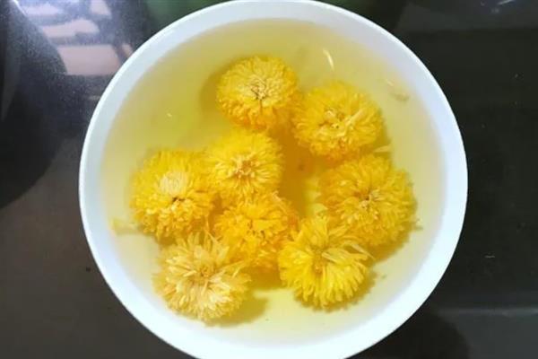 菊花茶如何制作，先将其用清水清洗干净