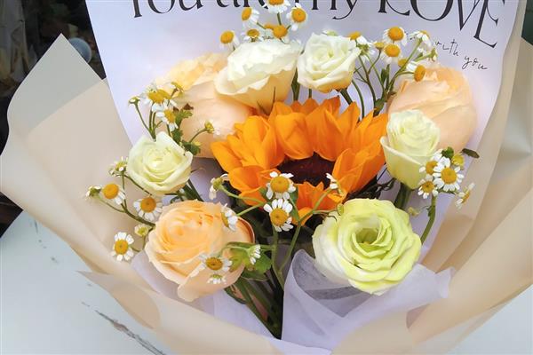 向日葵搭配玫瑰花的含义，具有尊敬赞美、祝愿祝福等意思