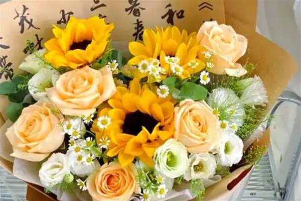 向日葵搭配玫瑰花的含义，具有尊敬赞美、祝愿祝福等意思