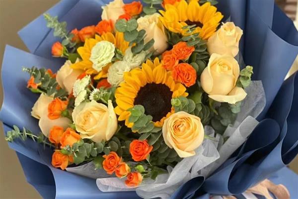 向日葵搭配玫瑰花的含义，具有尊敬赞美、祝愿祝福等意思