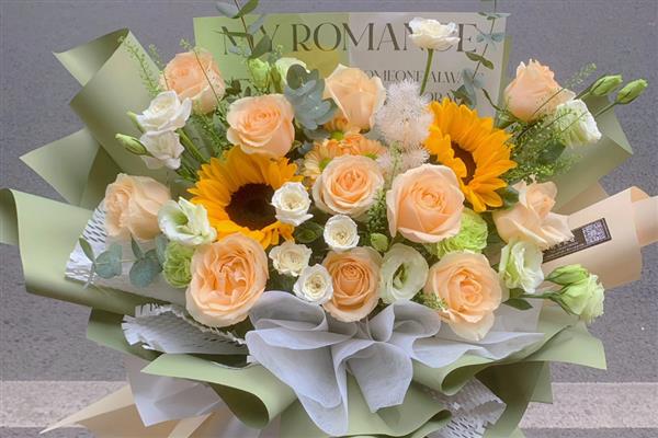 向日葵搭配玫瑰花的含义，具有尊敬赞美、祝愿祝福等意思