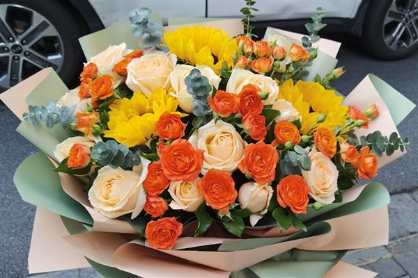 向日葵搭配玫瑰花的含义，具有尊敬赞美、祝愿祝福等意思