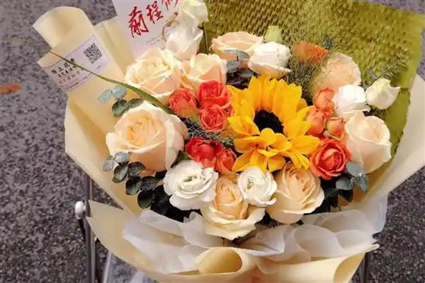 向日葵搭配玫瑰花的含义，具有尊敬赞美、祝愿祝福等意思