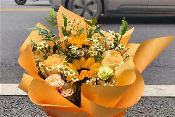 向日葵搭配玫瑰花的含义，具有尊敬赞美、祝愿祝福等意思