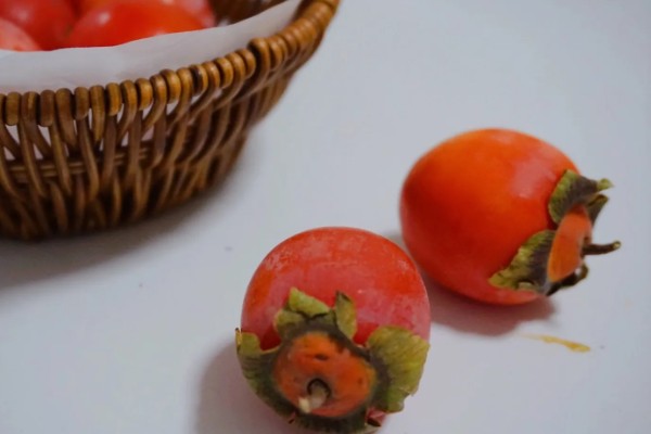 小柿子是热性还是凉性水果，是凉性水果