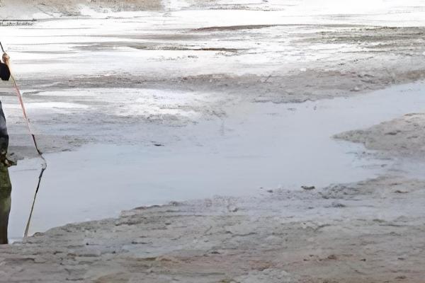 黄骨鱼的养殖技术,放养鱼种前要用生石灰清塘消毒