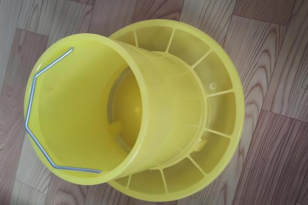 新手养鸡要准备哪些用具，鸡笼、饮水和喂料用具都要备好