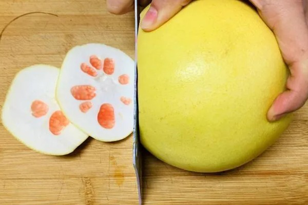 如何扒开柚子,先用刀在中心划一圈