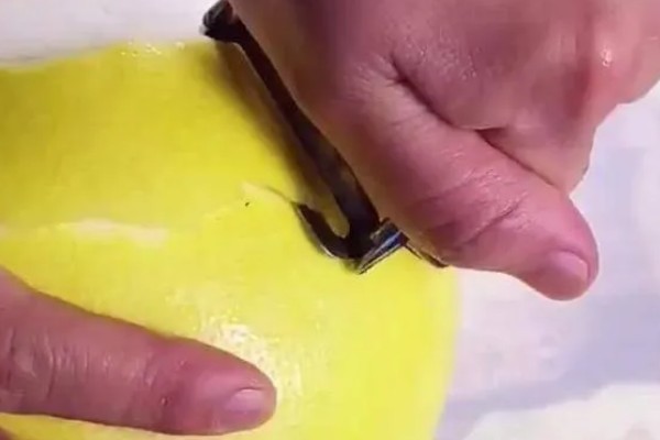 如何扒开柚子,先用刀在中心划一圈