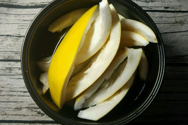 如何扒开柚子,先用刀在中心划一圈