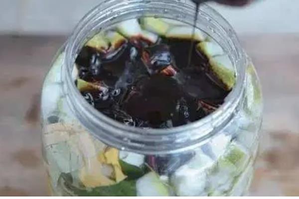 酵素肥的制作方法，原料有果皮、红糖及清水