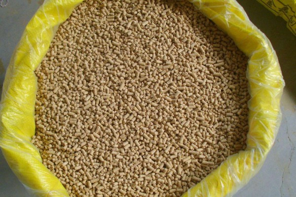 浓缩料的配制方法，一般用豆粕、玉米等材料混配