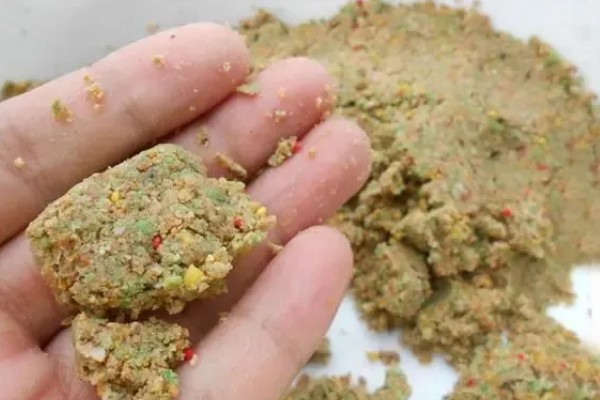 晚上钓翘嘴的深度，达到2-3米深即可