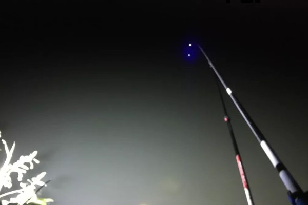 晚上钓翘嘴的深度，达到2-3米深即可