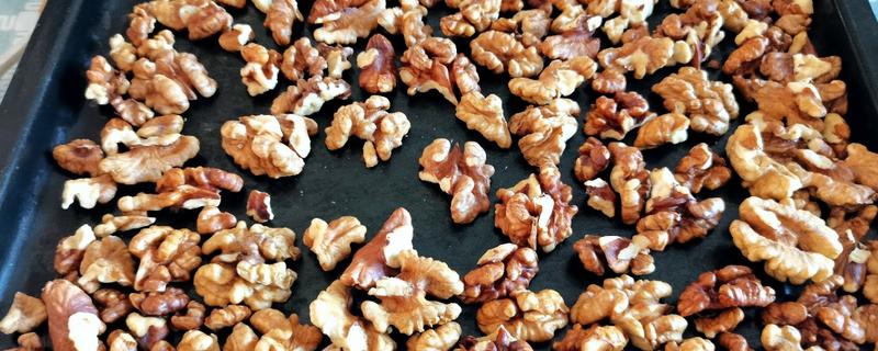 核桃仁发酵做肥料的方法，炒熟后混入土壤中再密封发酵