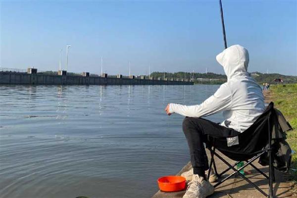 钓黑鱼的技巧，路亚黑鱼时要注意放流