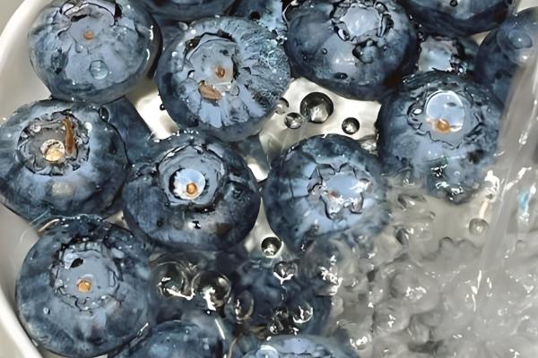 怎么洗蓝莓,可直接用清水冲洗