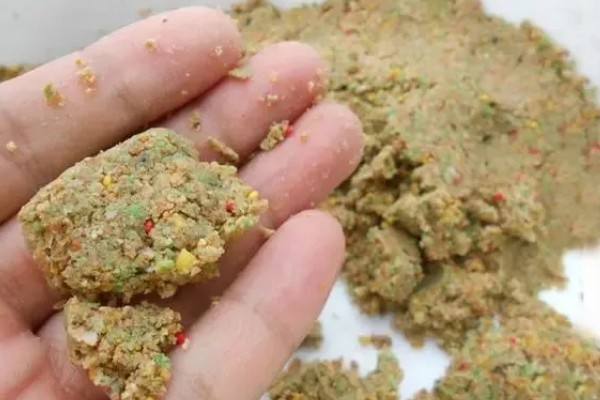 黄骨鱼苗的饲料,原料有鱼粉、豆饼等