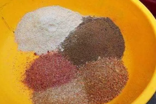 黄骨鱼苗的饲料,原料有鱼粉、豆饼等