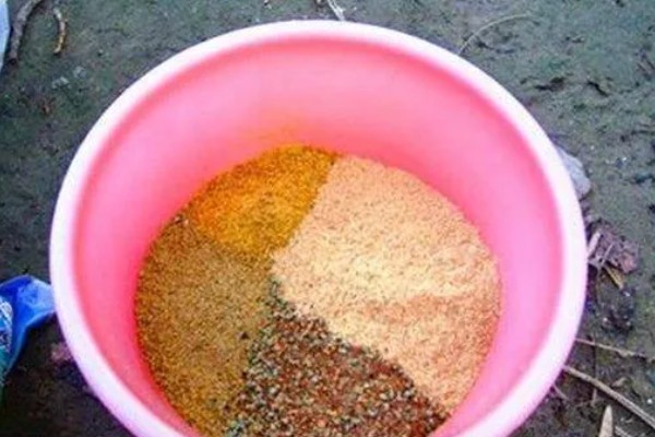 黄骨鱼苗的饲料,原料有鱼粉、豆饼等