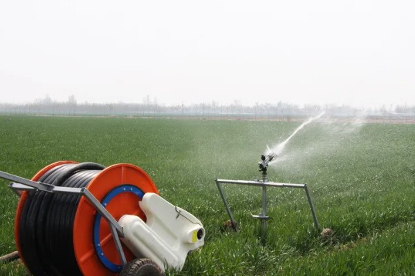 小型喷灌机的保养方式，完成作业后要洗净各部位