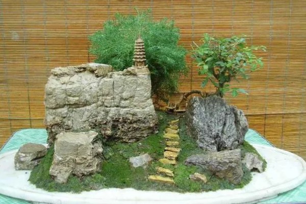 自制石头盆景的方式，一般可以用吸水石和砾石制作