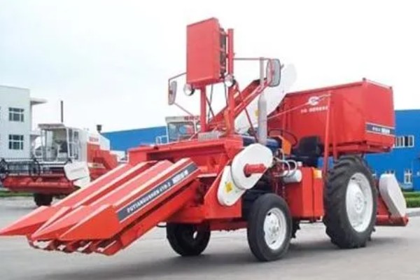 玉米收割机的安装调试方法，柴油机和收割机减速箱要连接三角带