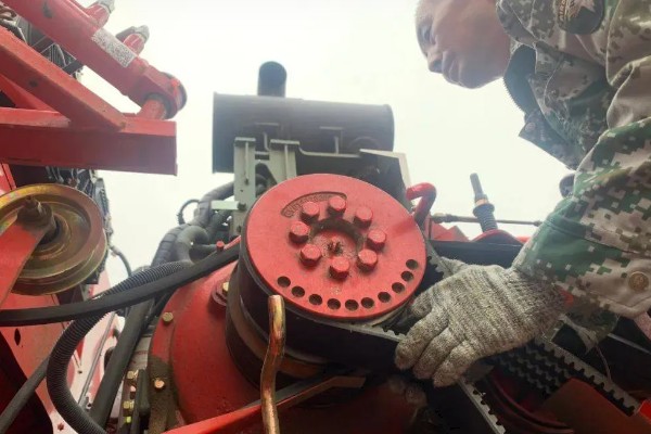 玉米收割机的安装调试方法，柴油机和收割机减速箱要连接三角带