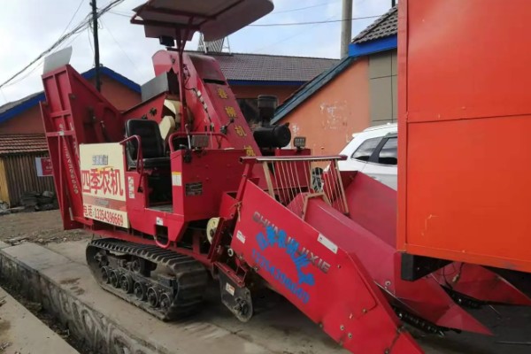 玉米收割机的安装调试方法，柴油机和收割机减速箱要连接三角带