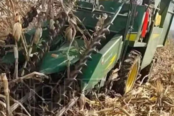 玉米收割机的安装调试方法，柴油机和收割机减速箱要连接三角带