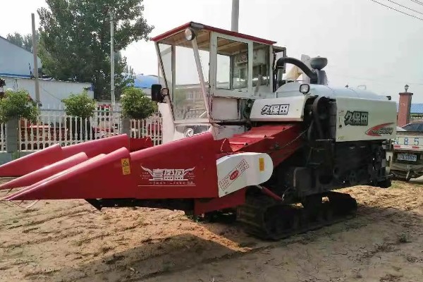 玉米收割机的安装调试方法，柴油机和收割机减速箱要连接三角带