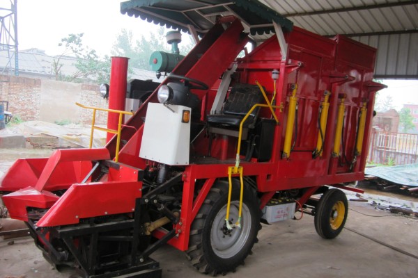 玉米收割机的安装调试方法，柴油机和收割机减速箱要连接三角带