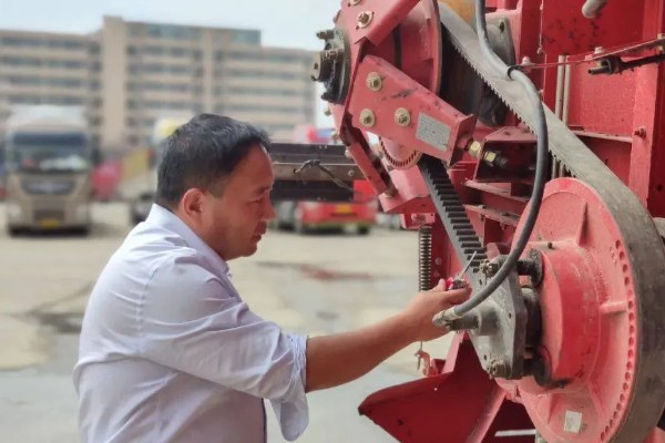 玉米收割机的安装调试方法，柴油机和收割机减速箱要连接三角带