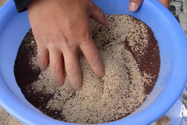 核桃仁发酵做肥料的方法，炒熟后混入土壤中再密封发酵