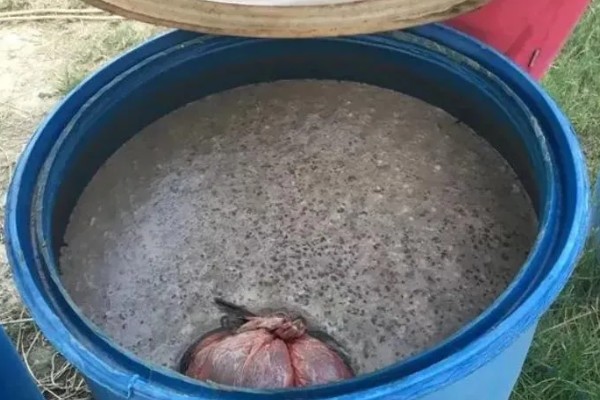 核桃仁发酵做肥料的方法，炒熟后混入土壤中再密封发酵