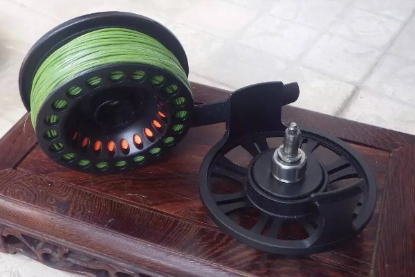 怎么选择钓鱼的铁板，天气阴暗时使用暗色铁板