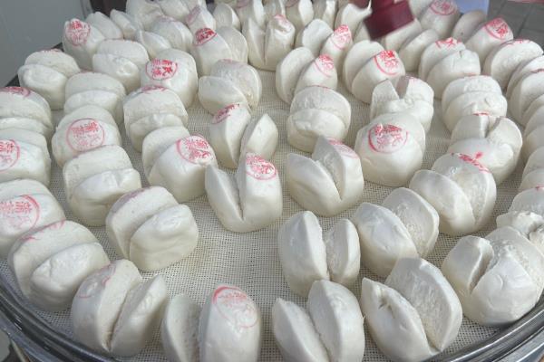 四川省阆中市的特产,有奉国大米、阆中丝绸等
