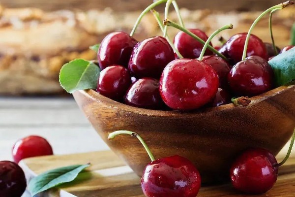 樱桃品种介绍，属于落叶乔木或灌木