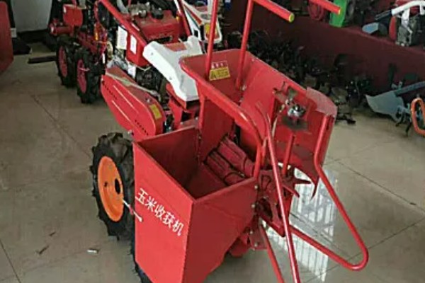 玉米联合收割机故障如何预防,驾驶员应立刻停止作业检查