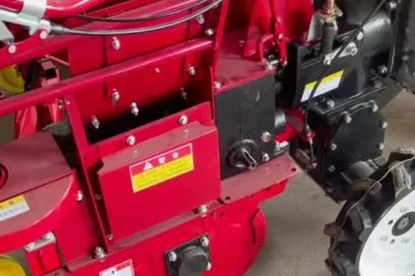 玉米联合收割机故障如何预防,驾驶员应立刻停止作业检查