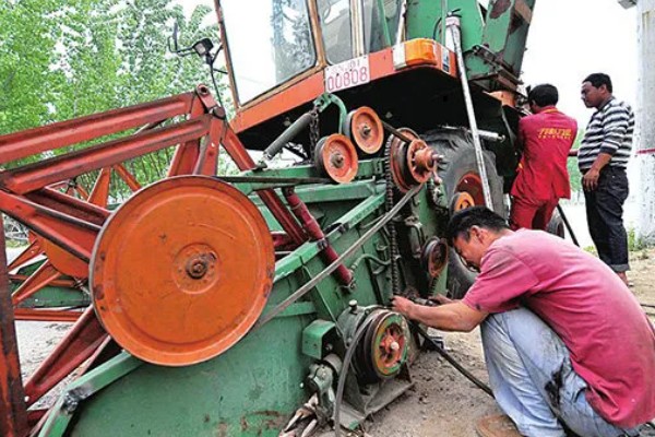 玉米联合收割机故障如何预防,驾驶员应立刻停止作业检查