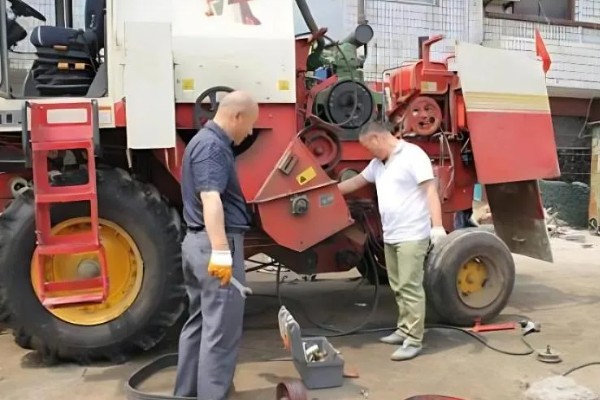 玉米联合收割机故障如何预防,驾驶员应立刻停止作业检查