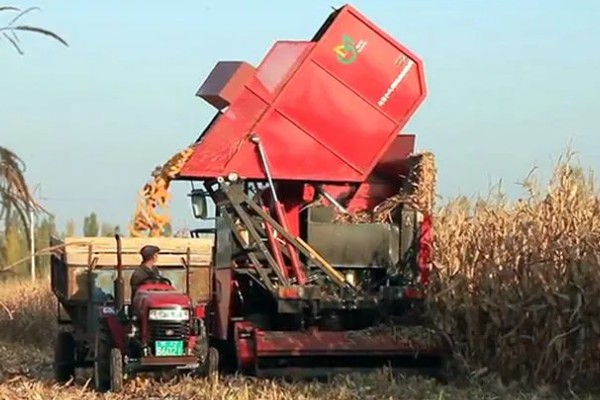 玉米联合收割机故障如何预防,驾驶员应立刻停止作业检查