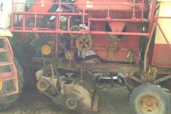 玉米联合收割机故障如何预防,驾驶员应立刻停止作业检查