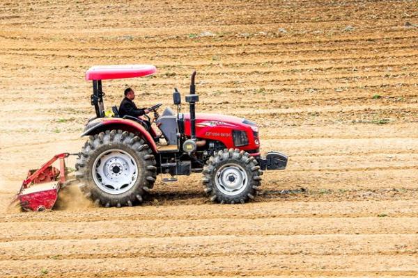 中型拖拉机怎么维修，长期停放后要对发动机三滤做更换、清洗处理