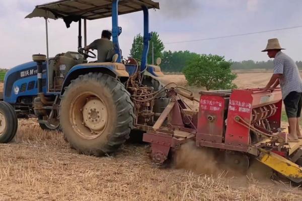 中型拖拉机怎么维修，长期停放后要对发动机三滤做更换、清洗处理