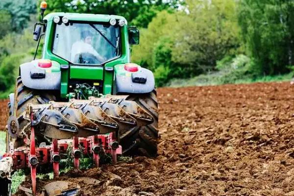 中型拖拉机怎么维修，长期停放后要对发动机三滤做更换、清洗处理