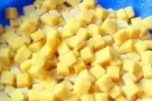 钓白鲢鱼用哪种饵料,酌情选择自制饵或商品饵