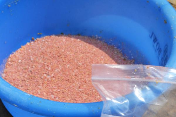 钓白鲢鱼用哪种饵料,酌情选择自制饵或商品饵