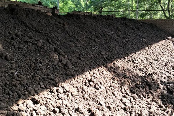 发酵羊粪是酸性还是碱性的，是微碱性的